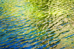 reflexión de el cielo y el agua en el río foto