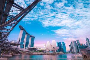 Singapur horizonte y centro de deportes acuáticos bahía foto