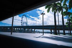 debajo puente ver el Singapur volantes ferris rueda en centro de deportes acuáticos bahía foto