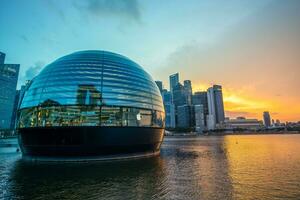 Singapur, agosto 14, 2023, flotante manzana Tienda a central negocio distrito con puesta de sol cielo foto