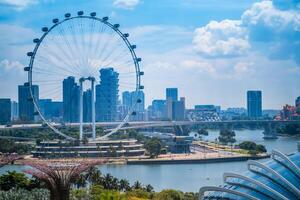 el Singapur volantes ferris rueda en centro de deportes acuáticos bahía foto