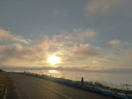 el atmósfera de el la carretera detrás el presa, el ejercicio sitio foto