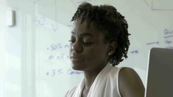 grille concentrer africain américain femme d'affaires regards à rapports avec récession video