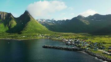 aereo orbitante Visualizza di mefjordvaer villaggio nel lofoten video