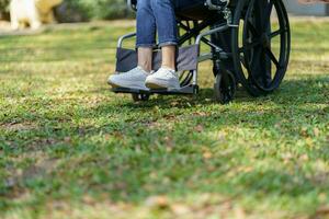 joven asiático mujer en silla de ruedas con positivo pensamiento. foto