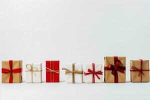 joven adolescentes personalizado hecho minimalista estilo Navidad regalos aislado en un blanco antecedentes foto