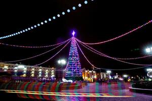 principal Navidad árbol y festivo iluminación en Soviético cuadrado en grodno foto