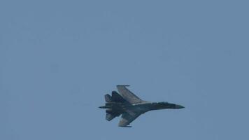 Novosibirsk, russo federazione luglio 28, 2019 - militare combattere aereo combattente nel il cielo, lungo tiro video