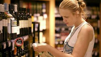 donna shopping per alcool nel un' bottiglia memorizzare video