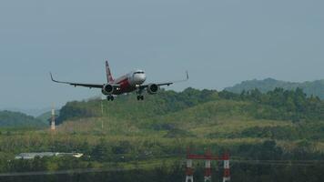 phuket, thailand februari 19, 2023 - passagerare plan flygbuss a320 av airasia landning på phuket flygplats. låg kosta flygbolag i Asien video