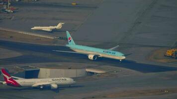 hong kong novembre 09, 2019 - sognatore boeing 787 di qantas rullaggio a hong kong aeroporto, superiore Visualizza. qantas airways limitato è un australiano compagnia aerea. aria traffico su il aeroporto. riga di aerei video