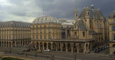 personas y carros tráfico en París calle video