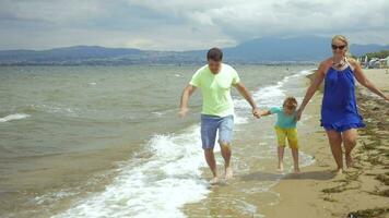 contento familia corriendo en el playa video