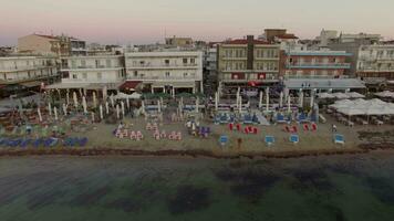 Antenne Schuss von Resort mit Hotels beim das Strand video