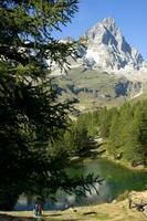 reflexiones de el cervino montaña en el azul lago foto