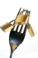 un tenedor, cuchillo y cuchara son arreglado en un poseedor foto