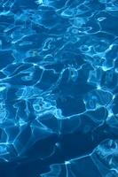 azul agua en un nadando piscina foto