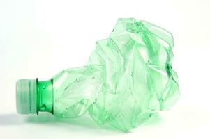 el plastico botellas son dispersado en un blanco superficie foto