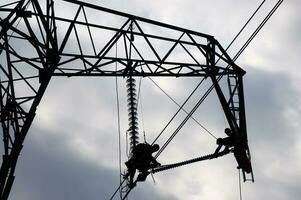 Maintenance of a high voltage pylon photo