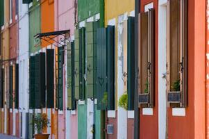 el colores de el ciudad de burano Venecia foto