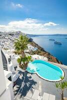 nadando piscina con mar vista. blanco arquitectura en santorini isla, Grecia. hermosa paisaje con mar vista. lujo verano viaje y vacaciones fondo, vertical bandera foto