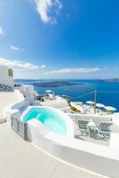 nadando piscina con mar vista. blanco arquitectura en santorini isla, Grecia. hermosa paisaje con mar vista. lujo verano viaje y vacaciones fondo, vertical bandera foto