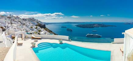 nadando piscina con mar vista. blanco arquitectura en santorini isla, Grecia. hermosa paisaje con mar vista. lujo verano viaje y vacaciones fondo, vertical bandera foto