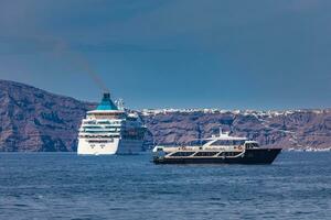 crucero buques en hermosa azul mar, increíble verano viaje y transporte paisaje. santorini verano vacaciones y turista de viaje con crucero buques. fiesta y vacaciones al aire libre actividad foto