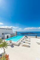 nadando piscina con mar vista. blanco arquitectura en santorini isla, Grecia. hermosa paisaje con mar vista. lujo verano viaje y vacaciones fondo, vertical bandera foto