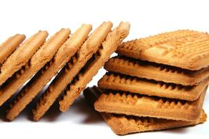 un pila de galletas en un blanco antecedentes foto