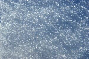 un cerca arriba de nieve que cae desde el cielo foto