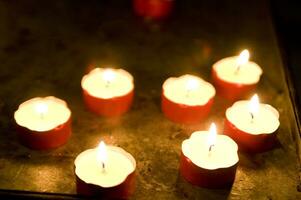 many candles are lit up in a circle photo