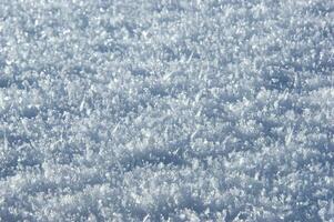 un cerca arriba de nieve que cae desde el cielo foto