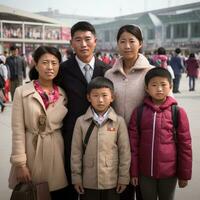 norte coreano familia en el calle mirando a el cámara. foto