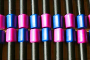 un pila de azul y rosado el plastico juguetes en un de madera piso foto