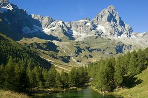 reflexiones de el cervino montaña en el azul lago foto