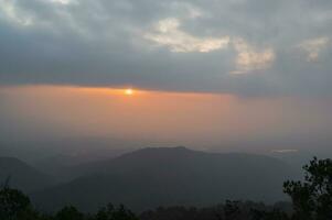 hermosa amanecer en doi khuntan nacional parque.él khun que montaña rango de el doikhun nacional parque natural Perímetro Entre el del Norte lamphun lámpara. foto