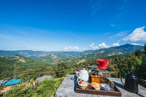 hermosa montaña ver y azul cielo con café en el el balcón a doi cielo yaya provincia.nan es un rural provincia en del Norte Tailandia limítrofe Laos foto