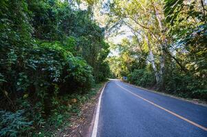 hermosa la carretera en el rural de yaya ciudad tailandia.nan es un rural provincia en del Norte Tailandia limítrofe Laos foto