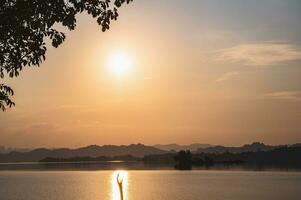 hermosa puesta de sol ver de pom pipí ver punto.pom pipí punto de vista es situado en Khao laem nacional parque, correa Pha phum distrito, Kanchanaburi provincia foto