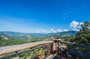 hermosa montaña ver y azul cielo con café en el el balcón a doi cielo yaya provincia.nan es un rural provincia en del Norte Tailandia limítrofe Laos foto