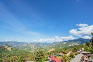 hermosa montaña ver y azul cielo con café en el el balcón a doi cielo yaya provincia.nan es un rural provincia en del Norte Tailandia limítrofe Laos foto