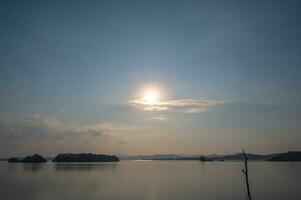 hermosa puesta de sol ver de pom pipí ver punto.pom pipí punto de vista es situado en Khao laem nacional parque, correa Pha phum distrito, Kanchanaburi provincia foto