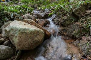 agua fluir en hacer encaje moel cascada a khuntan montaña nacional parque.el khun que montaña rango de el doikhun nacional parque natural Perímetro Entre el del Norte lamphun lámpara. foto