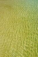 el colores de el agua superficie foto