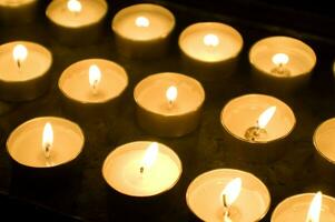 many candles are lit up in a circle photo