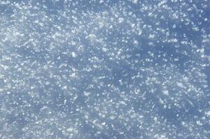 un cerca arriba de nieve que cae desde el cielo foto