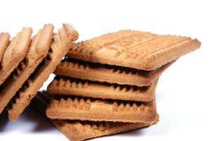 un pila de galletas en un blanco antecedentes foto