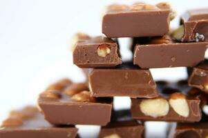 un bar de oscuro chocolate es mostrado en un blanco antecedentes foto