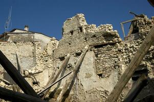 Particolari fotografici del terremoto a L'Aquila e dintorni photo